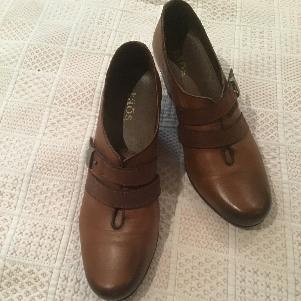 Brown-toned 2” heel leather shoe.